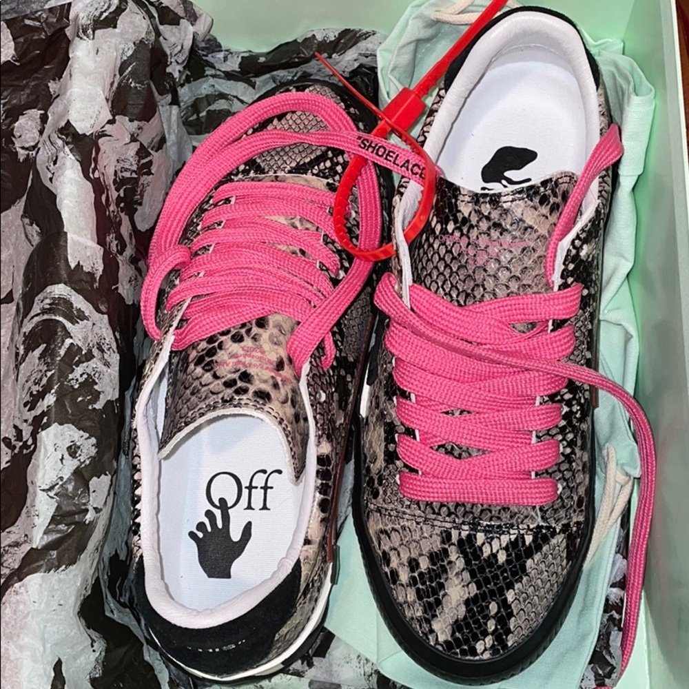 Off-white BRAND NEW snakeskin sneakers